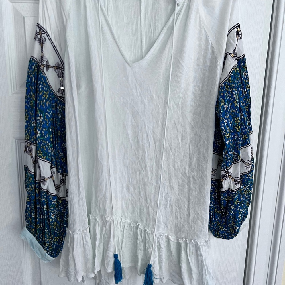 Ladies Size Large "ANANDAS" Bohemian White & Blue Women's Top GUC ❤️
